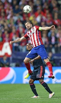 27.04.2016, Fussball UEFA Champions League 2015 2016, Halbfinale, Hinspiel, Atletico Madrid - FC Bayern München, im Estadio Vicente Calder—n, Madrid. v.l. Arturo Vidal (Bayern München) gegen Gabi (Atletico Madrid) 