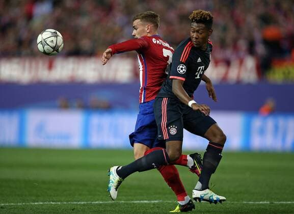 27.04.2016, Fussball UEFA Champions League 2015 2016, Halbfinale, Hinspiel, Atletico Madrid - FC Bayern München, im Estadio Vicente Calder—n, Madrid. v.l. Antoine Griezmann (Atletico Madrid) gegen David Alaba (Bayern München) 