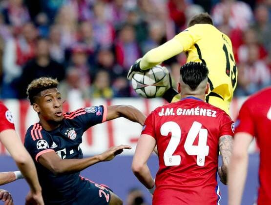 Atletico de Madrid Slovenian goalkeeper Jan Oblak (R) stops the ball next to Bayern Munich s French Kingsley Coman during a Champions League semifinal match between Atletico de Madrid and Bayern Munich at Vicente Calderon Stadium in Madrid, Spain, 27 April 2016. EFE Juanjo Martin ATLETICO MADRID VS BAYERN MUNICH !ACHTUNG: NUR REDAKTIONELLE NUTZUNG!  CAM010 70722447st