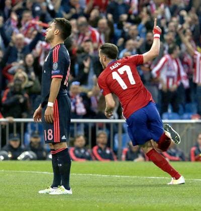 Atletico de Madrid s midfielder Saul Niguez (R) celebrates scoring the first goal during a Champions League semifinal match between Atletico de Madrid and Bayern Munich at Vicente Calderon Stadium in Madrid, Spain, 27 April 2016. EFE Kiko Huesca ATLETICO MADRID VS BAYERN MUNICH !ACHTUNG: NUR REDAKTIONELLE NUTZUNG!  CAM013 70722499st