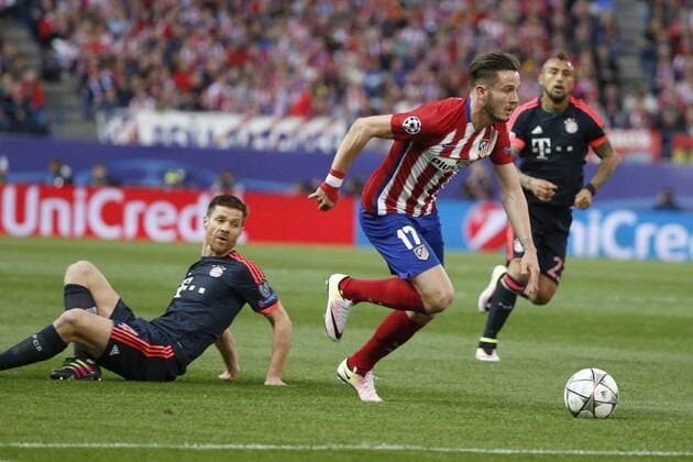 Fußball, Champions League, Atletico Madrid - Bayern München Atletico de Madrid s midfielder Saul Niguez (R) escapes from Bayern Munich s Spanish midfielder Xabi Alonso (L) during a Champions League semifinal match between Atletico de Madrid and Bayern Munich at Vicente Calderon Stadium in Madrid, Spain, 27 April 2016. o ATLETICO MADRID VS BAYERN MUNICH !ACHTUNG: NUR REDAKTIONELLE NUTZUNG!  CAM030 20160427-635973905855579661