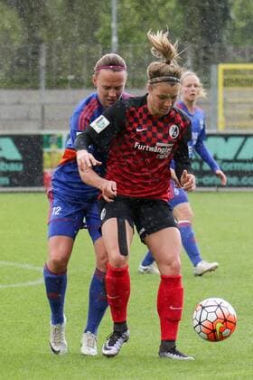 v.li.: Jana Sedlackova (Jena, 12), Sandra Starke (Freiburg, 13), Zweikampf, Duell, duel, tackle, Dynamik, Action, Aktion, Fussball, Allianz Frauen-Bundesliga, SC Freiburg - FF USV Jena, xozx
