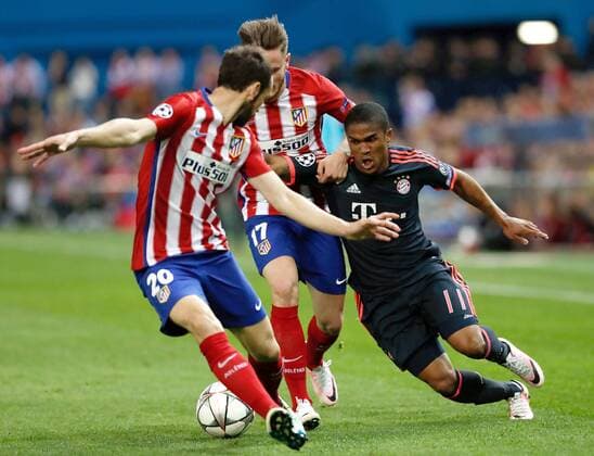 Fußball, Champions League, Atletico Madrid - Bayern München Atletico de Madrid s midfielder Saul Niguez (2L) and defense Juanfran Torres (L) fight for the ball with Bayern Munich s Brazilian midfielder Douglas Costa during a Champions League semifinal match between Atletico de Madrid and Bayern Munich at Vicente Calderon Stadium in Madrid, Spain, 27 April 2016. EFE JuanJo Martin ATLETICO MADRID VS BAYERN MUNICH !ACHTUNG: NUR REDAKTIONELLE NUTZUNG!  CAM022 70722593st