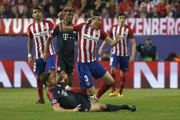 Fußball, Champions League, Atletico Madrid - Bayern München Atletico de Madrid s Portuguese defense Filipe Luis (R) fights for the ball with Bayern Munich s Spanish midfielder Xabi Alonso during a Champions League semifinal match between Atletico de Madrid and Bayern Munich at Vicente Calderon Stadium in Madrid, Spain, 27 April 2016. ATLETICO MADRID VS BAYERN MUNICH !ACHTUNG: NUR REDAKTIONELLE NUTZUNG!  CAM025 70722646st