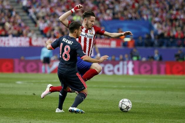Fußball, Champions League, Atletico Madrid - Bayern München Atletico de Madrid s midfielder Saul Niguez (R) fights for the ball with Bayern Munich s Spanish defense Juan Bernat during a Champions League semifinal match between Atletico de Madrid and Bayern Munich at Vicente Calderon Stadium in Madrid, Spain, 27 April 2016. ATLETICO MADRID VS BAYERN MUNICH !ACHTUNG: NUR REDAKTIONELLE NUTZUNG!  CAM026 70722679st