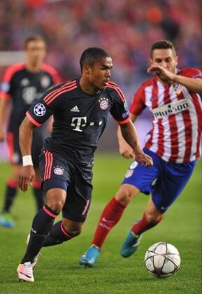 Fußball, Champions League, Atletico Madrid - Bayern München Douglas Costa (FC Bayern) and Koke (At. Madrid) in action during the UEFA Champions League semifinals match between Atletico de Madrid and F.C Bayern Munchen played at Estadio Vicente Calderon, Madrid - FOTO : J.M.Colomo  xJ.M.Colomox xx