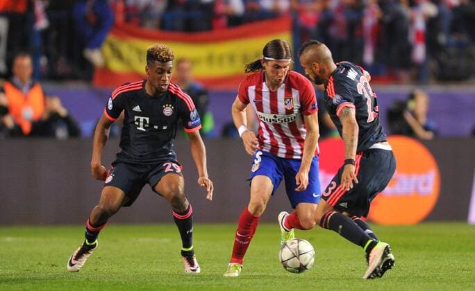Fußball, Champions League, Atletico Madrid - Bayern München Filipe Luis (At. Madrid), Kingsley Coman (FC Bayern) and Arturo Vidal (FC Bayern) compete for the ball during the UEFA Champions League semifinals match between Atletico de Madrid and F.C Bayern Munchen played at Estadio Vicente Calderon, Madrid - FOTO : J.M.Colomo  xJ.M.Colomox xx