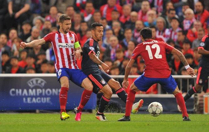 Fußball, Champions League, Atletico Madrid - Bayern München Gabi (At. Madrid) Thiago (FC Bayern) and Augusto (At. Madrid) compete for the ball during the UEFA Champions League semifinals match between Atletico de Madrid and F.C Bayern Munchen played at Estadio Vicente Calderon, Madrid - FOTO : J.M.Colomo  xJ.M.Colomox xx