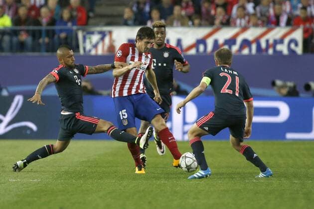 Fußball, Champions League, Atletico Madrid - Bayern München Atletico de Madrid s Montenegran defense Stefan Savic (C) tries to control the ball before Bayern Munich s Philipp Lahm (R) and Chilean Arturo Vidal (L) during a Champions League semifinal match between Atletico de Madrid and Bayern Munich at Vicente Calderon Stadium in Madrid, Spain, 27 April 2016. ATLETICO MADRID VS BAYERN MUNICH !ACHTUNG: NUR REDAKTIONELLE NUTZUNG!  CAM031 20160427-635973908043167661