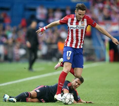 Fußball, Champions League, Atletico Madrid - Bayern München Atletico de Madrid s Saul Niguez (r) and FC Bayern Munchen s Juan Bernat during Champions League 2015 2016 Semi-Finals 1st leg match. April 27,2016.  (2016042717)