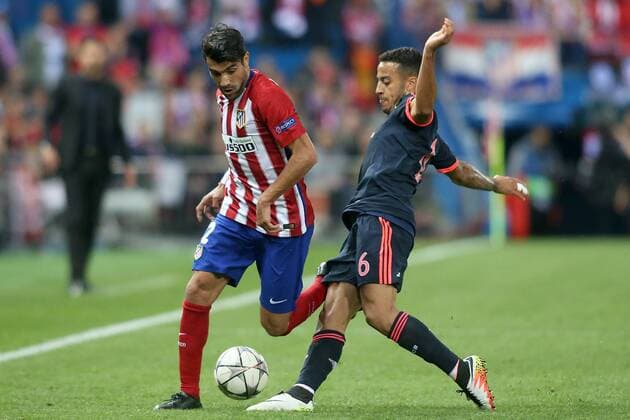 Atletico de Madrid s Augusto Fernandez (l) and FC Bayern Munchen s Thiago Alcantara during Champions League 2015 2016 Semi-Finals 1st leg match. April 27,2016.  (2016042718)