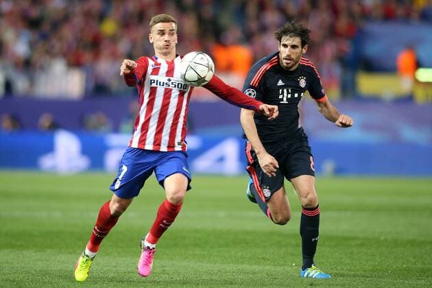 Fußball, Champions League, Atletico Madrid - Bayern München Atletico de Madrid s Antoine Griezmann (l) and FC Bayern Munchen s Javi Martinez during Champions League 2015 2016 Semi-Finals 1st leg match. April 27,2016.  (2016042719)