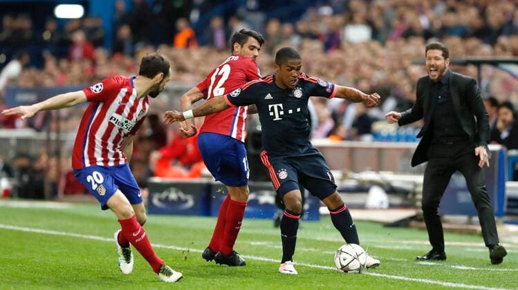 Fußball, Champions League, Atletico Madrid - Bayern München Bayern Munich s Brazilian midfielder Douglas Costa (2R) escapes from Atletico de Madrid s Argentinian Augusto Fernandez (2L) during a Champions League semifinal match between Atletico de Madrid and Bayern Munich at Vicente Calderon Stadium in Madrid, Spain, 27 April 2016. ATLETICO MADRID VS BAYERN MUNICH !ACHTUNG: NUR REDAKTIONELLE NUTZUNG!  CAM034 20160427-635973908716931661