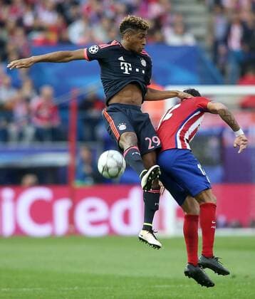 Fußball, Champions League, Atletico Madrid - Bayern München Atletico de Madrid s Augusto Fernandez (r) and FC Bayern Munchen s Kingsley Coman during Champions League 2015 2016 Semi-Finals 1st leg match. April 27,2016.  (2016042702)