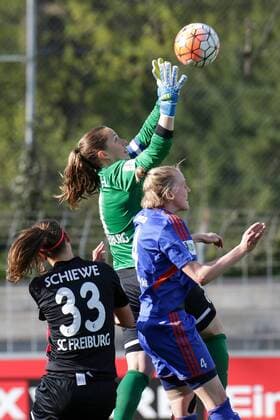 Laura Benkarth (Torwart, Freiburg, 1) fängt eine Flanke ab, Fussball, Allianz Frauen-Bundesliga, SC Freiburg - FF USV Jena, xozx