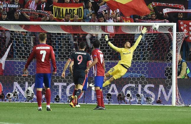 Fußball, Champions League, Atletico Madrid - Bayern München Madrid 27.04.2016, xjhx, Fussball Champions League, Atletico Madrid - FC Bayern München, emspor, v.l. David Alaba (FC Bayern Muenchen), Jan Oblak (Atletico Madrid)