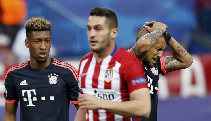 Bayern Munich s players Chilean Arturo Vidal (R) and Austrian David Alaba during a Champions League semifinal match between Atletico de Madrid and Bayern Munich at Vicente Calderon Stadium in Madrid, Spain, 27 April 2016. ATLETICO MADRID VS BAYERN MUNICH !ACHTUNG: NUR REDAKTIONELLE NUTZUNG!  CAM035 20160427-635973913065852743