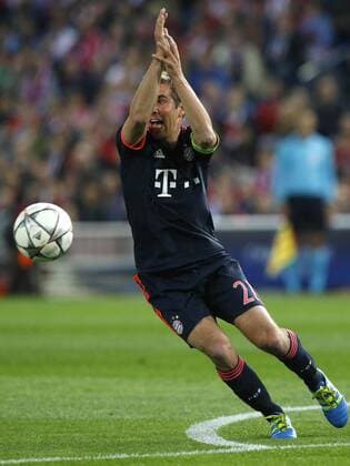 Bayern Munich s defense Philipp Lahm claims a penalty to the referee during a Champions League semifinal match between Atletico de Madrid and Bayern Munich at Vicente Calderon Stadium in Madrid, Spain, 27 April 2016. ATLETICO MADRID VS BAYERN MUNICH !ACHTUNG: NUR REDAKTIONELLE NUTZUNG!  CAM036 20160427-635973914569039835