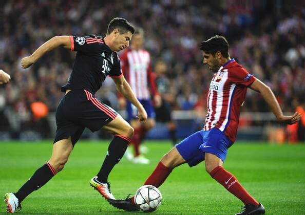 Bayern de Munich Forward, Robert Lewandowski - ROBERT LEWANDOWSKI, number 9 . Atletico de Madrid Midfielder, Augusto Fernandez - AUGUSTO, number 12. Round Semi-finals 1st of the CHAMPIONS league, soccer match between Atletico de Madrid - Bayern de Munich at the Vicente Calderon estadium, Madrid - Spain (ESP) by April 27, 2016. PHOTO: Gregorio Lopez.  xGregorioxLopezx x SOCCERxSPAINx