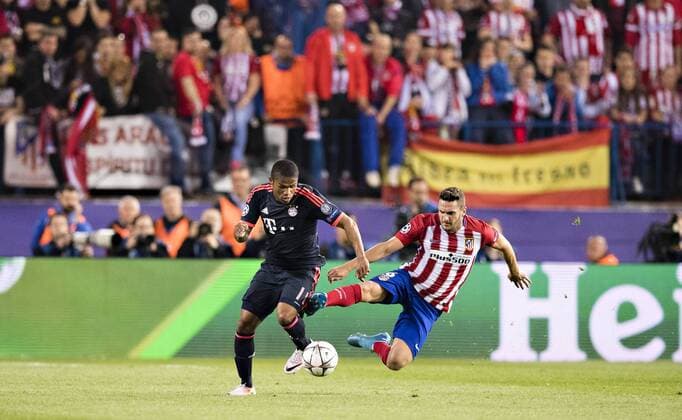 Madrid, 27.04.2016, Stadion Vicente Calderon Douglas Costa (FCB), Antoine Griezmann (Atletico) Atletico Madrid vs. FC Bayern München mm