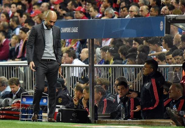 Madrid 27.04.2016, xjhx, Fussball Champions League, Atletico Madrid - FC Bayern München, emspor, v.l. Pep Guardiola (Trainer FC Bayern Muenchen) gibt Anweisungen, gestikuliert, mit den Armen gestikulieren gives instructions, gesticulate.