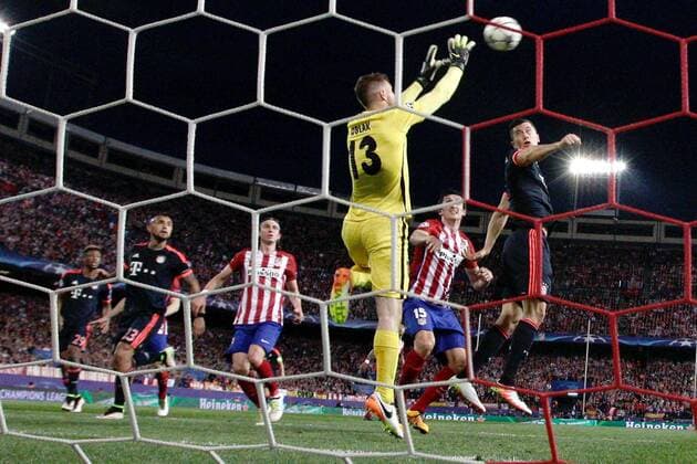 Atletico de Madrid s Slovenian goalkeeper Jan Oblak stops a ball during a Champions League semifinal match between Atletico de Madrid and Bayern Munich at Vicente Calderon Stadium in Madrid, Spain, 27 April 2016. ATLETICO MADRID VS BAYERN MUNICH !ACHTUNG: NUR REDAKTIONELLE NUTZUNG!  CAM037 20160427-635973916027618367