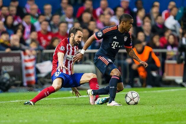 Mittwoch 27.04.2016, Champions League - Halbfinale, Hinspiel in Madrid, Saison 2015 2016, Atletico Madrid - FC Bayern Muenchen, v-l Juanfran (Atletico Madrid 20) Douglas Costa de Souza (FC Bayern 11) DeFodi507