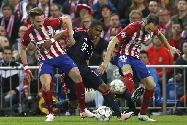 Atletico de Madrid s midfielder Saul Niguez (L) and defense Juanfran Torres (R) fight for the ball with Bayern Munich s Brazilian midfielder Douglas Costa during a Champions League semifinal match between Atletico de Madrid and Bayern Munich at Vicente Calderon Stadium in Madrid, Spain, 27 April 2016. ATLETICO MADRID VS BAYERN MUNICH !ACHTUNG: NUR REDAKTIONELLE NUTZUNG!  CAM039 20160427-635973916743029781