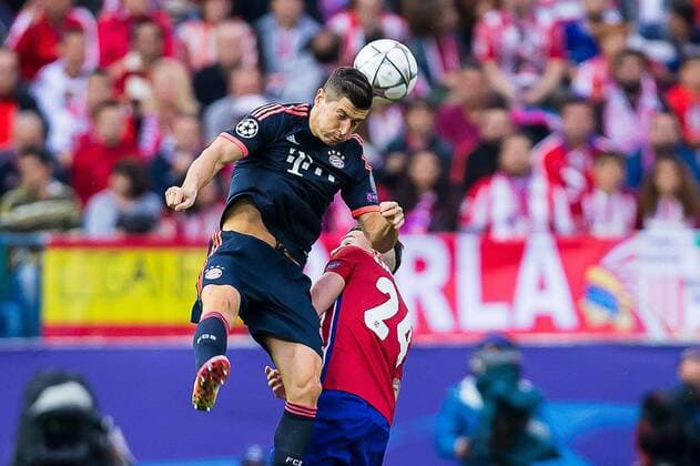 Mittwoch 27.04.2016, Champions League - Halbfinale, Hinspiel in Madrid, Saison 2015 2016, Atletico Madrid - FC Bayern Muenchen, v-l Robert Lewandowski (FC Bayern 9) Jose Maria Gimenez (Atletico Madrid 24) DeFodi507