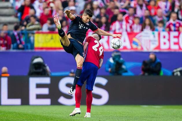 Mittwoch 27.04.2016, Champions League - Halbfinale, Hinspiel in Madrid, Saison 2015 2016, Atletico Madrid - FC Bayern Muenchen, v-l Robert Lewandowski (FC Bayern 9) Jose Maria Gimenez (Atletico Madrid 24) DeFodi507
