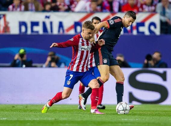 Mittwoch 27.04.2016, Champions League - Halbfinale, Hinspiel in Madrid, Saison 2015 2016, Atletico Madrid - FC Bayern Muenchen, v-l Antoine Griezmann (Atletico Madrid 7) Robert Lewandowski (FC Bayern 9) DeFodi507