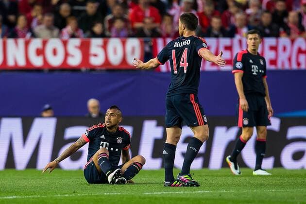 Mittwoch 27.04.2016, Champions League - Halbfinale, Hinspiel in Madrid, Saison 2015 2016, Atletico Madrid - FC Bayern Muenchen, v-l Arturo Erasmo Vidal (FC Bayern 23) Xabi Alonso (FC Bayern 14) DeFodi507
