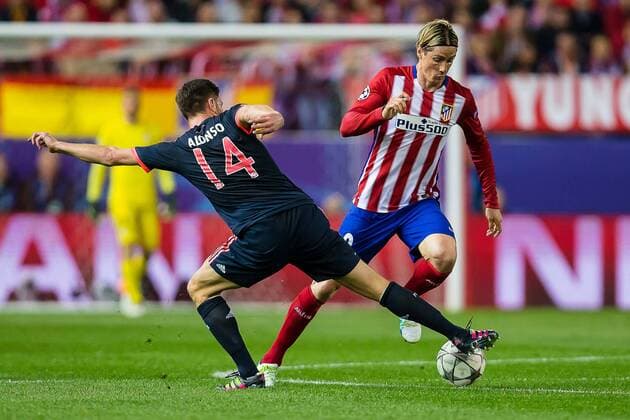 Mittwoch 27.04.2016, Champions League - Halbfinale, Hinspiel in Madrid, Saison 2015 2016, Atletico Madrid - FC Bayern Muenchen, v-l Xabi Alonso (FC Bayern 14) <Fernando Torres (Atletico Madrid 9) DeFodi507