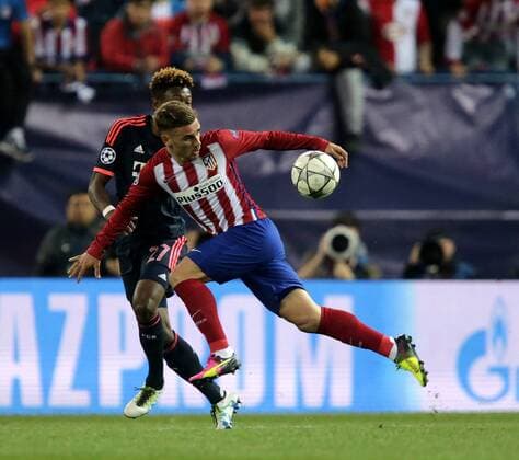 ESP, UEFA CL, Atletico Madrid (ESP) vs FC Bayern Muenchen (GER) 27.04.2016, Estadio Vicente Calderon, Madrid, ESP, UEFA CL Halbfinale, Atletico Madrid vs FC Bayern Muenchen im Bild David Alaba (München),ANTOINE GRIEZMANN (Madrid) nordphotoxBratic