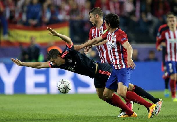 ESP, UEFA CL, Atletico Madrid (ESP) vs FC Bayern Muenchen (GER) 27.04.2016, Estadio Vicente Calderon, Madrid, ESP, UEFA CL Halbfinale, Atletico Madrid vs FC Bayern Muenchen im Bild STEFAN SAVIC (Madrid),Robert Lewandowski (München),Gabi (Madrid) nordphotoxBratic