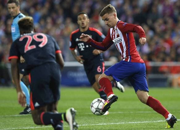 Atletico de Madrid s French forward Antoine Griezmann controls the ball during a Champions League semifinal match between Atletico de Madrid and Bayern Munich at Vicente Calderon Stadium in Madrid, Spain, 27 April 2016. ATLETICO MADRID VS BAYERN MUNICH !ACHTUNG: NUR REDAKTIONELLE NUTZUNG!  CAM041 20160427-635973923519639196