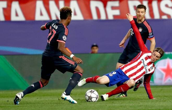 Bayern Munich s Austrian midfielder David Alaba (L) and Atletico de Madrid s forward Fernando Torres (R) fight for the ball during a Champions League semifinal match between Atletico de Madrid and Bayern Munich at Vicente Calderon Stadium in Madrid, Spain, 27 April 2016. ATLETICO MADRID VS BAYERN MUNICH !ACHTUNG: NUR REDAKTIONELLE NUTZUNG!  CAM045 20160427-635973924248939196