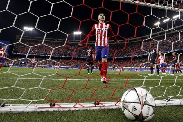 Bilder des Tages - SPORT Atletico de Madrid s French forward Antoine Griezmann celebrates Saul Niguez s goal during a Champions League semifinal match between Atletico de Madrid and Bayern Munich at Vicente Calderon Stadium in Madrid, Spain, 27 April 2016. ATLETICO MADRID VS BAYERN MUNICH !ACHTUNG: NUR REDAKTIONELLE NUTZUNG!  CAM046 20160427-635973924986663196