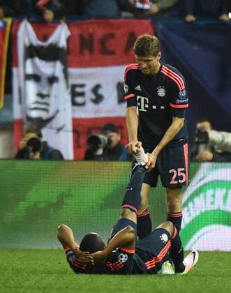Bilder des Tages - SPORT Madrid 27.04.2016, xjhx, Fussball Champions League, Atletico Madrid - FC Bayern München, emspor, v.l. Douglas Costa (FC Bayern Muenchen) krampf, Thomas Mueller (FC Bayern Muenchen)