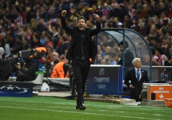 Madrid 27.04.2016, xjhx, Fussball Champions League, Atletico Madrid - FC Bayern München, emspor, v.l. Trainer Diego Simeone (Atletico Madrid) gibt Anweisungen, gestikuliert, mit den Armen gestikulieren gives instructions, gesticulate.