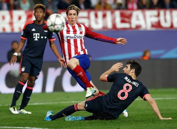 Atletico de Madrid s forward Fernando Torres (C) fights for the ball with Bayer Munich s defense Marinez during a Champions League semifinal match between Atletico de Madrid and Bayern Munich at Vicente Calderon Stadium in Madrid, Spain, 27 April 2016. ATLETICO MADRID VS BAYERN MUNICH !ACHTUNG: NUR REDAKTIONELLE NUTZUNG!  CAM064 20160427-635973932977607196