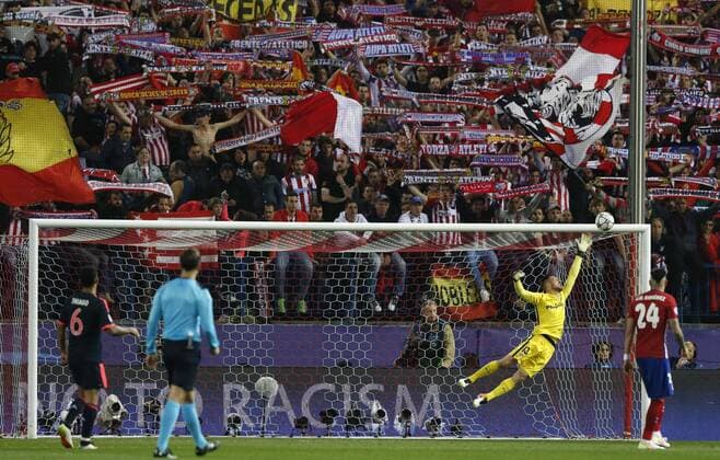 Atletico de Madrid s Slovenian coach Jan Oblak stops a ball during a Champions League semifinal match between Atletico de Madrid and Bayern Munich at Vicente Calderon Stadium in Madrid, Spain, 27 April 2016. ATLETICO MADRID VS BAYERN MUNICH !ACHTUNG: NUR REDAKTIONELLE NUTZUNG!  CAM066 20160427-635973934848671196