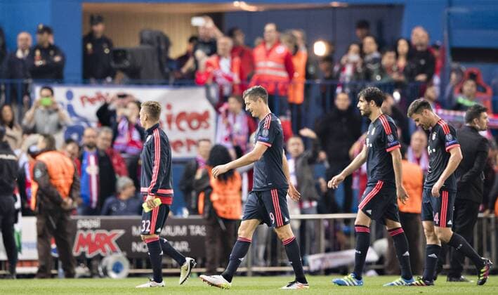 Madrid, 27.04.2016, Stadion Vicente Calderon Robert Lewandowski (FCB), Javier Martinez (FCB), Xabi Alonso (FCB) enttäuscht Atletico Madrid vs. FC Bayern München mm