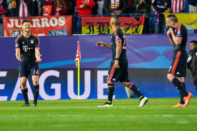 Mittwoch 27.04.2016, Champions League - Halbfinale, Hinspiel in Madrid, Saison 2015 2016, Atletico Madrid - FC Bayern Muenchen, 1:0, enttaeuscht, enttaeuschung, Xabi Alonso (FC Bayern 14) Arturo Erasmo Vidal (FC Bayern 23) Franck Ribery (FC Bayern 7) DeFodi507