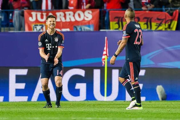 Bilder des Tages - SPORT Mittwoch 27.04.2016, Champions League - Halbfinale, Hinspiel in Madrid, Saison 2015 2016, Atletico Madrid - FC Bayern Muenchen, 1:0, enttaeuscht, enttaeuschung, Xabi Alonso (FC Bayern 14) Arturo Erasmo Vidal (FC Bayern 23) DeFodi507