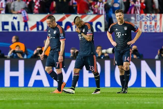 Mittwoch 27.04.2016, Champions League - Halbfinale, Hinspiel in Madrid, Saison 2015 2016, Atletico Madrid - FC Bayern Muenchen, 1:0, enttaeuscht, enttaeuschung, Xabi Alonso (FC Bayern 14) Arturo Erasmo Vidal (FC Bayern 23) Franck Ribery (FC Bayern 7) DeFodi507