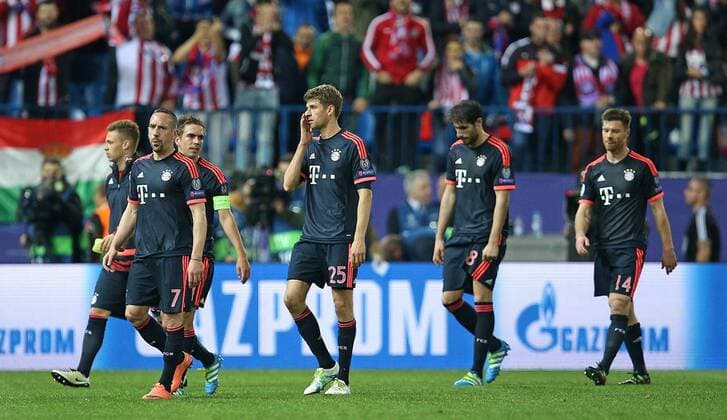 Bilder des Tages - SPORT 27.04.2016, Fussball UEFA Champions League 2015 2016, Halbfinale, Hinspiel, Atletico Madrid - FC Bayern München, im Estadio Vicente Calder—n, Madrid. enttäuscht gehen die Bayern Spieler vom Platz 