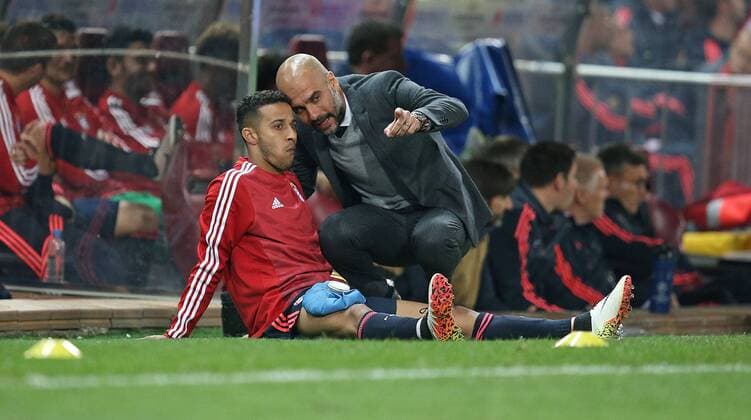 27.04.2016, Fussball UEFA Champions League 2015 2016, Halbfinale, Hinspiel, Atletico Madrid - FC Bayern München, im Estadio Vicente Calder—n, Madrid. v.l. Thiago Alcantara (Bayern München) und Trainer Pep Guardiola (Bayern München) 
