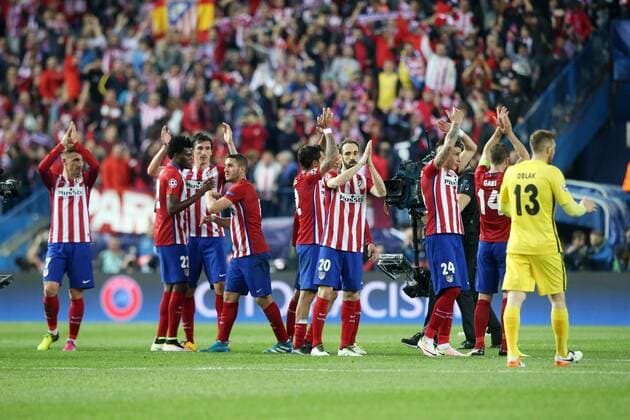 Madrid Die Spieler von Atletico bedanken sich nach dem Sieg bei den Fans, Atletico Madrid vs. FC Bayern Muenchen, Fussball, Champions League Halbfinale, 27.04.2016, Copyright: Langer Eibner-Pressefoto EP_HLR