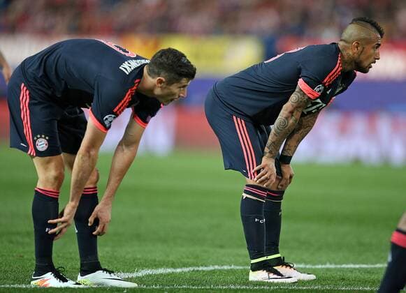 27.04.2016, Fussball UEFA Champions League 2015 2016, Halbfinale, Hinspiel, Atletico Madrid - FC Bayern München, im Estadio Vicente Calder—n, Madrid. v.l. Robert Lewandowski (Bayern München) und Arturo Vidal (Bayern München) 
